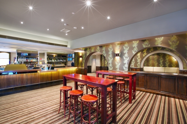 Pineapple Hotel/steakhouse